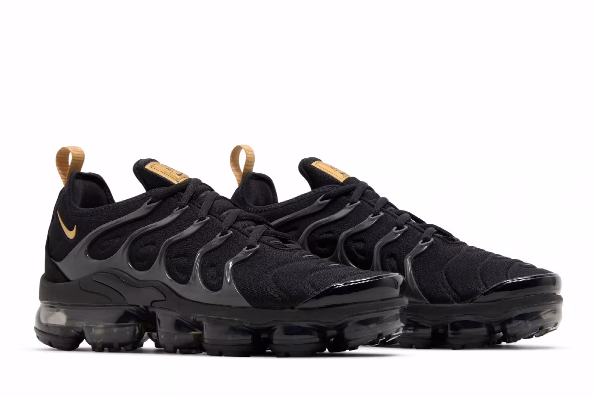 Nike Air VaporMax Plus Black Metallic Gold, view 9