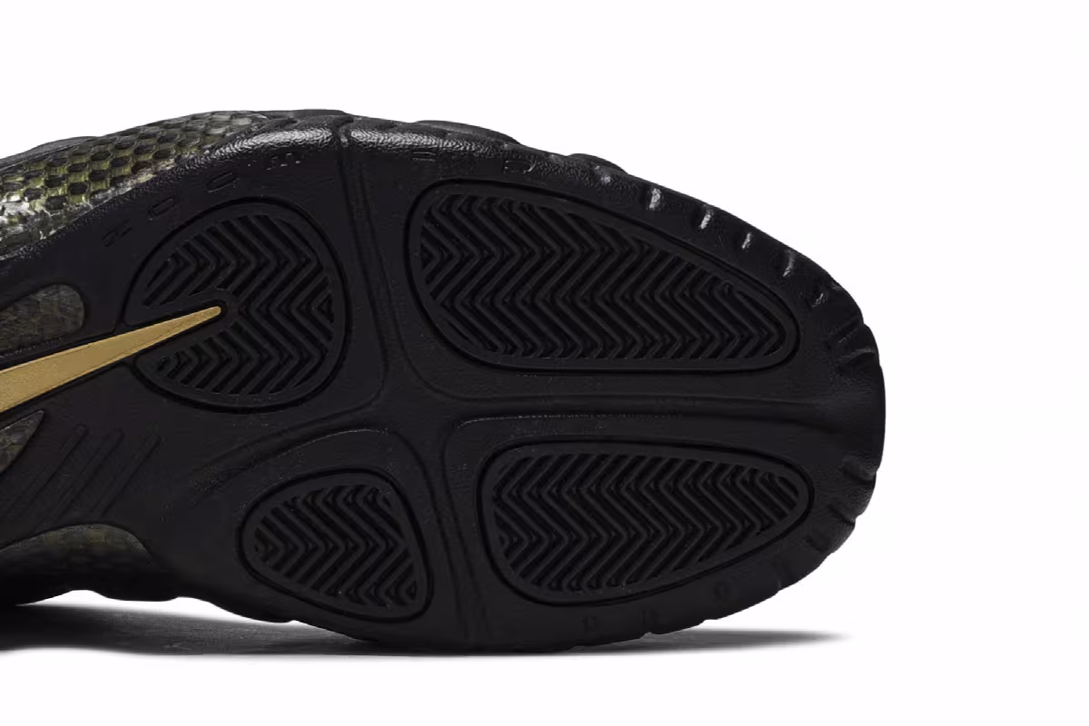 Nike Air Foamposite Pro Black Metallic Gold, view 6