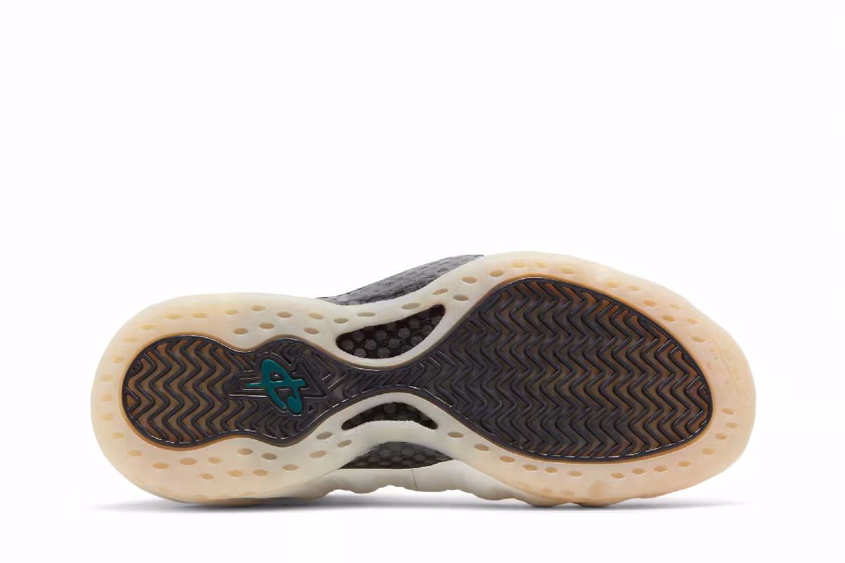 Nike Women's Air Foamposite One Summit White, view 5
