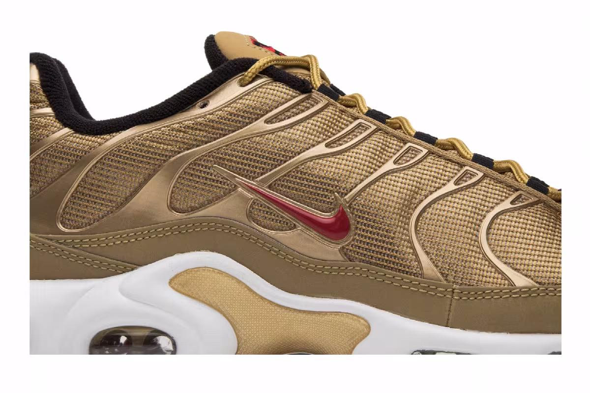 Nike Air Max Plus QS Metallic Gold, view 3