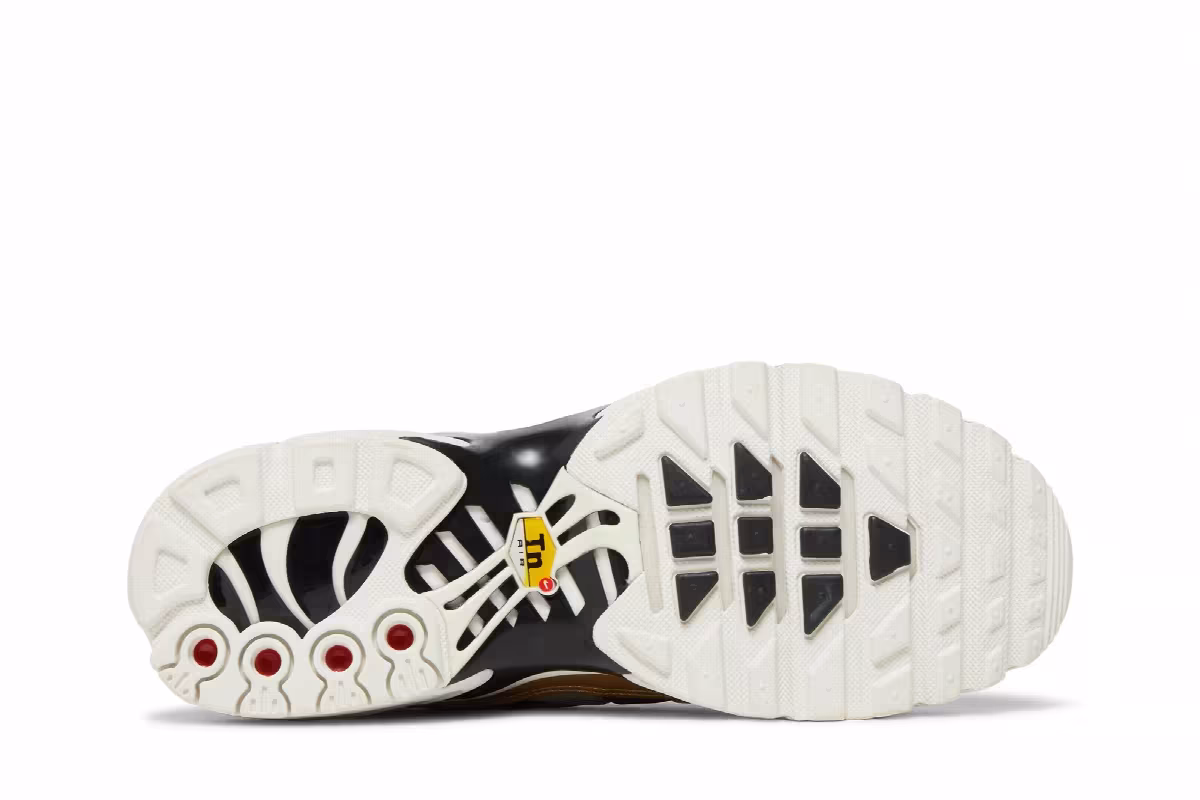 Nike Women's Air Max Plus Black Gold, view 5