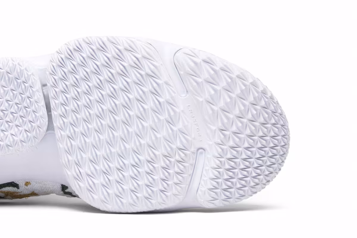 Kith x Nike LeBron Performance 15 King's Cloak, view 6