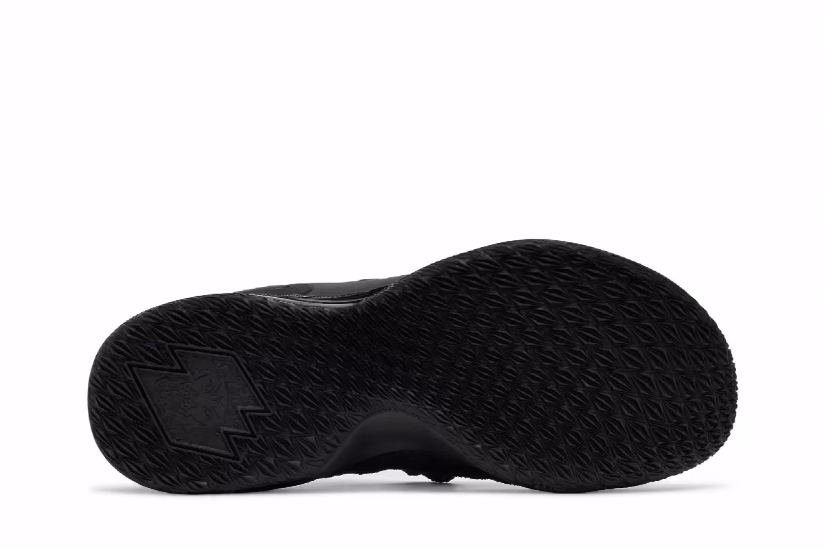 Nike LeBron 15 Low Triple Black, view 5