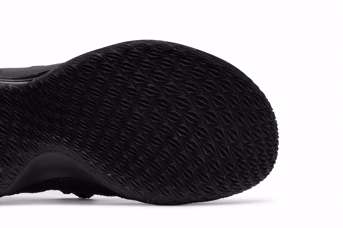 Nike LeBron 15 Low Triple Black, view 6