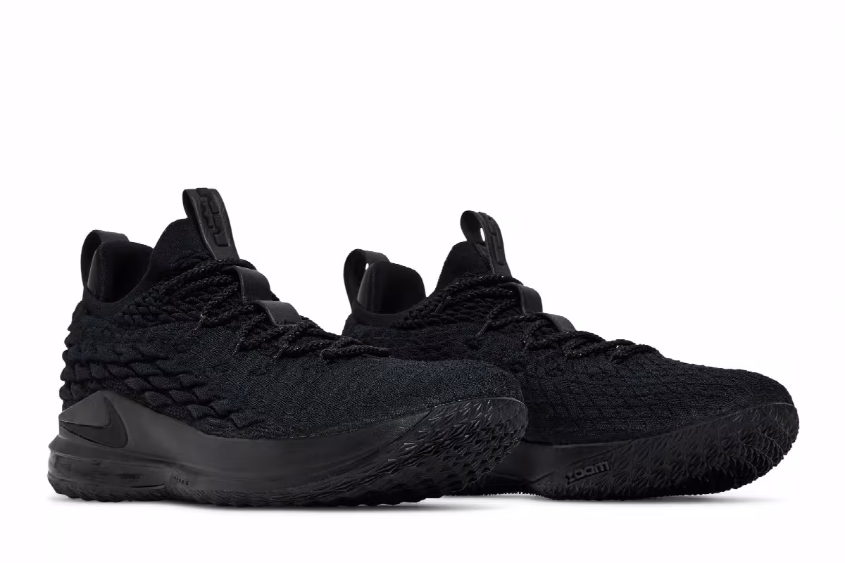 Nike LeBron 15 Low Triple Black, view 9
