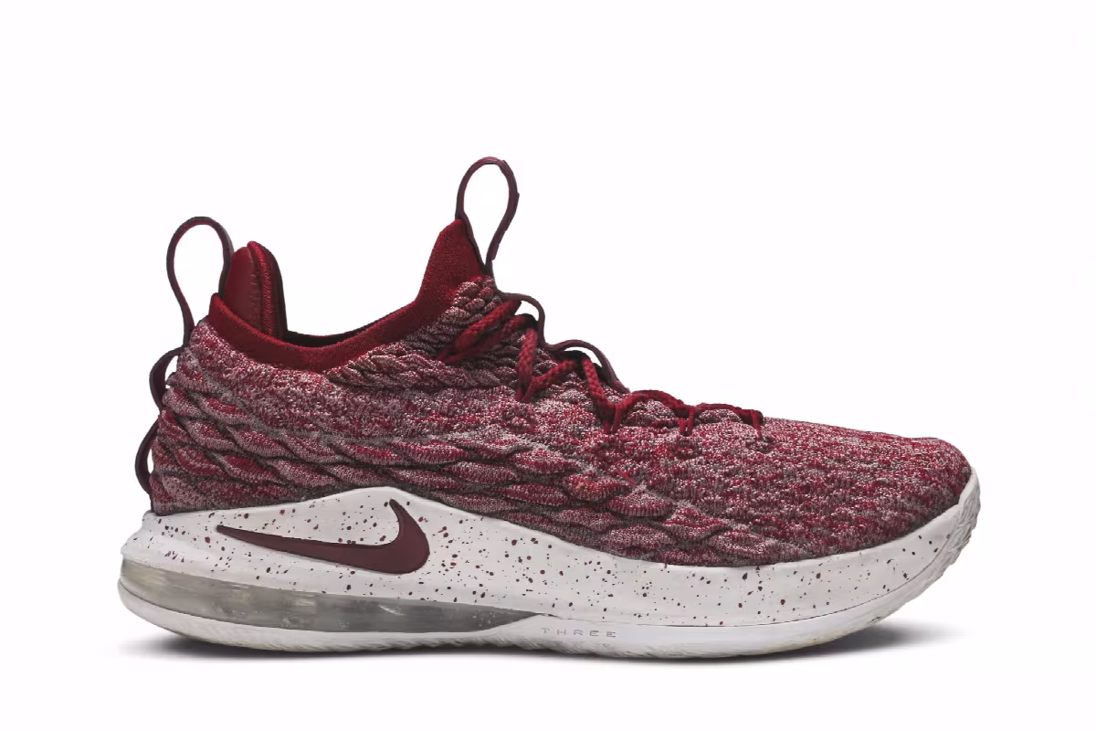 Nike LeBron 15 Low Team Red, view 2