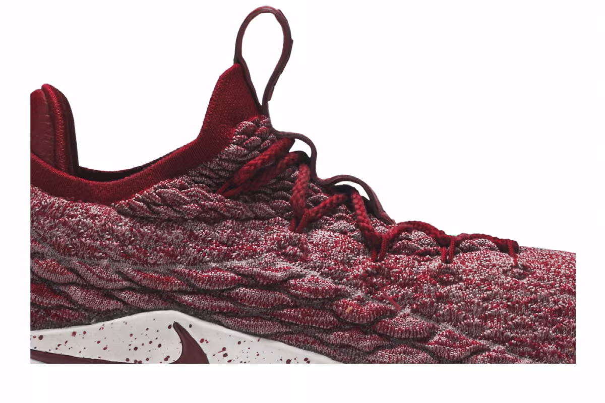 Nike LeBron 15 Low Team Red, view 3