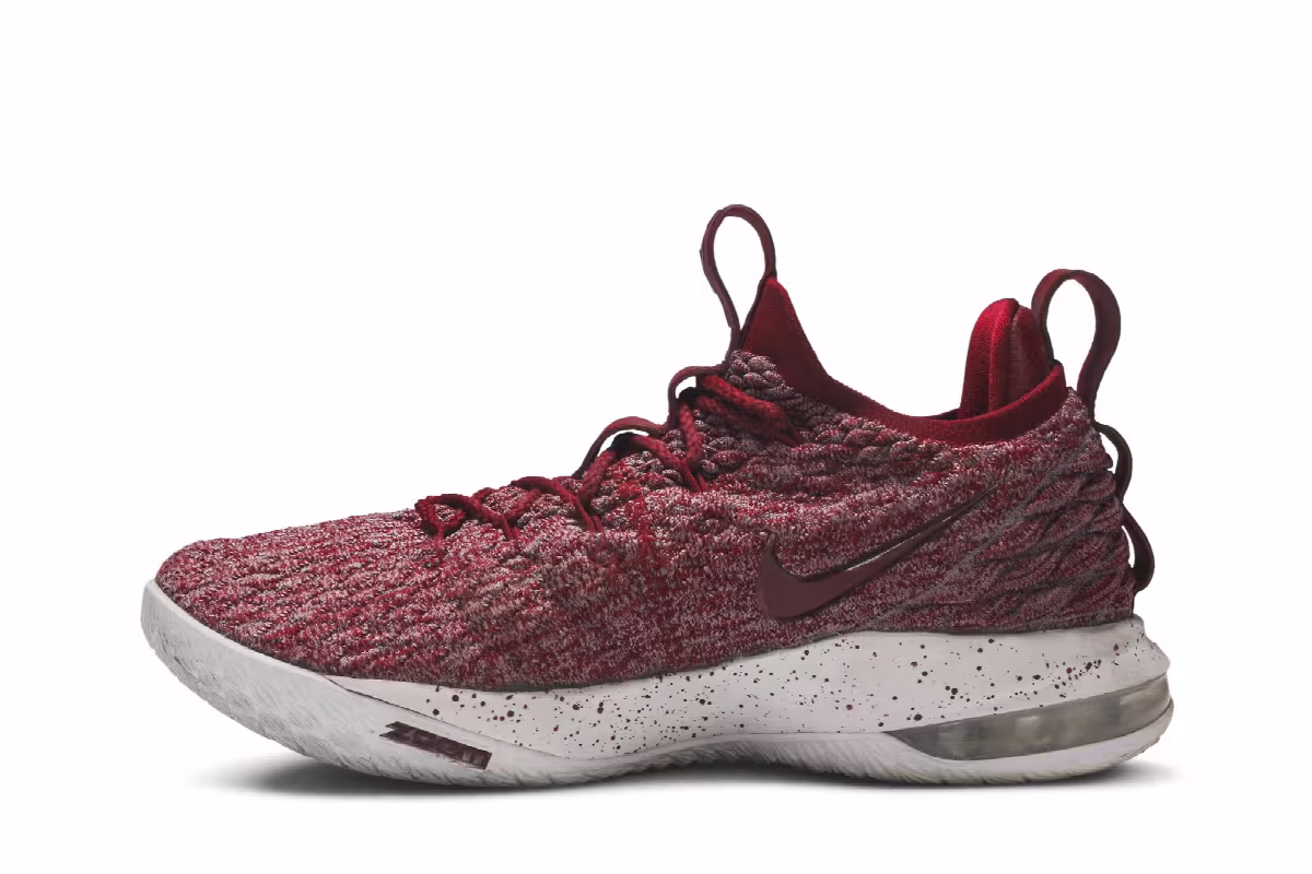 Nike LeBron 15 Low Team Red, view 4