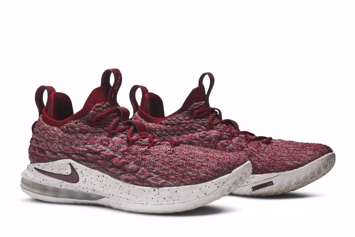Nike LeBron 15 Low Team Red, view 9