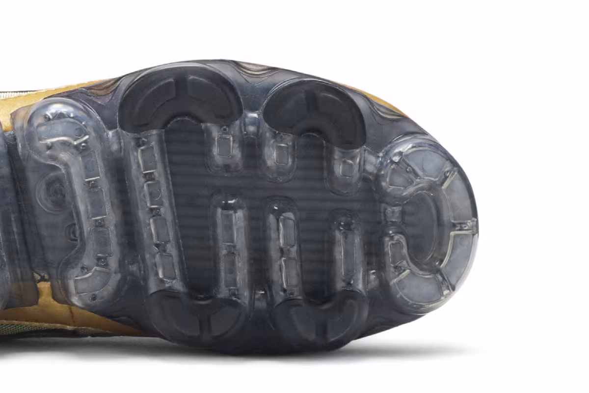 Nike Air VaporMax 97 GS Metallic Gold, view 6