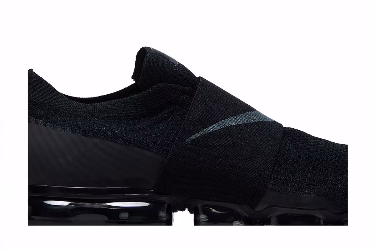 Nike Air VaporMax Moc Triple Black, view 3