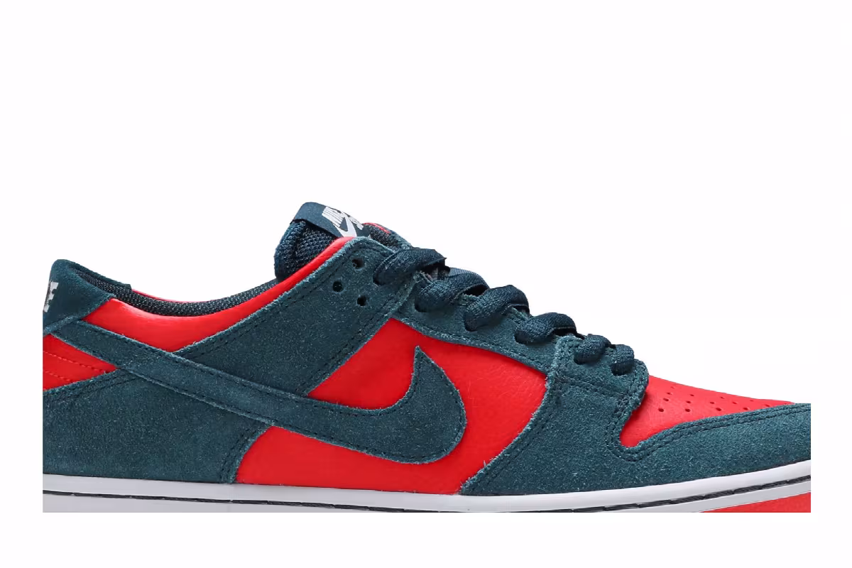 Nike Zoom Dunk Low Pro SB Reverse Shark, view 3