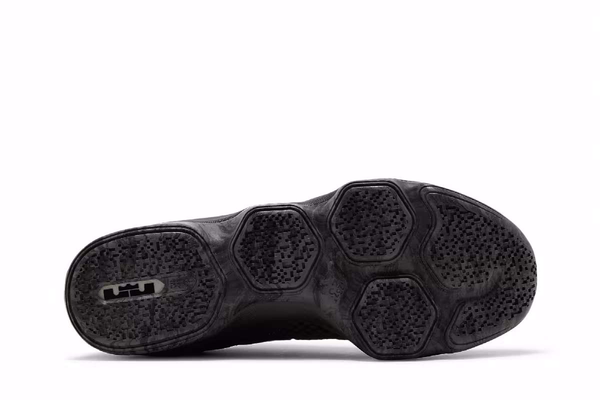 Nike LeBron 14 Low Triple Black, view 5