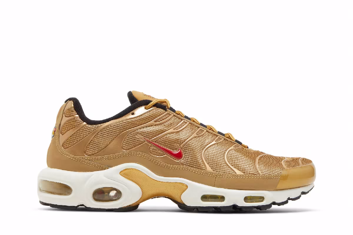 Nike Women's Air Max Plus QS Metallic Gold, view 2