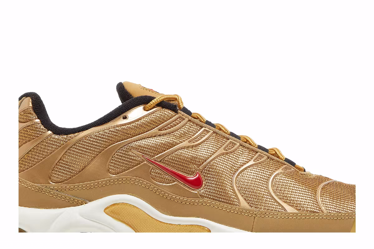 Nike Women's Air Max Plus QS Metallic Gold, view 3