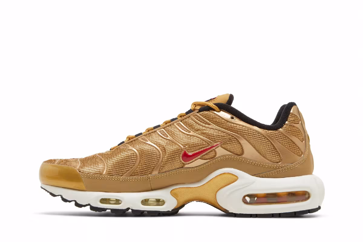 Nike Women's Air Max Plus QS Metallic Gold, view 4