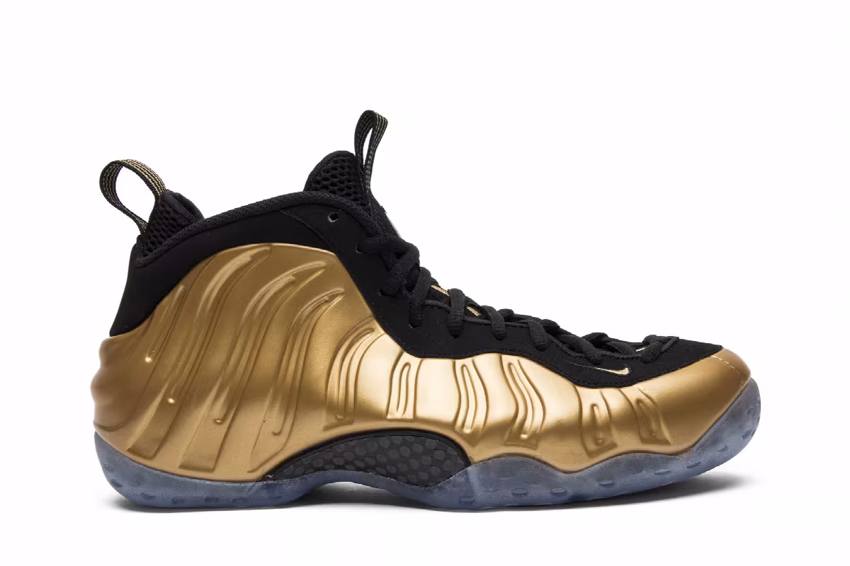 Nike Air Foamposite One Metallic Gold, view 2