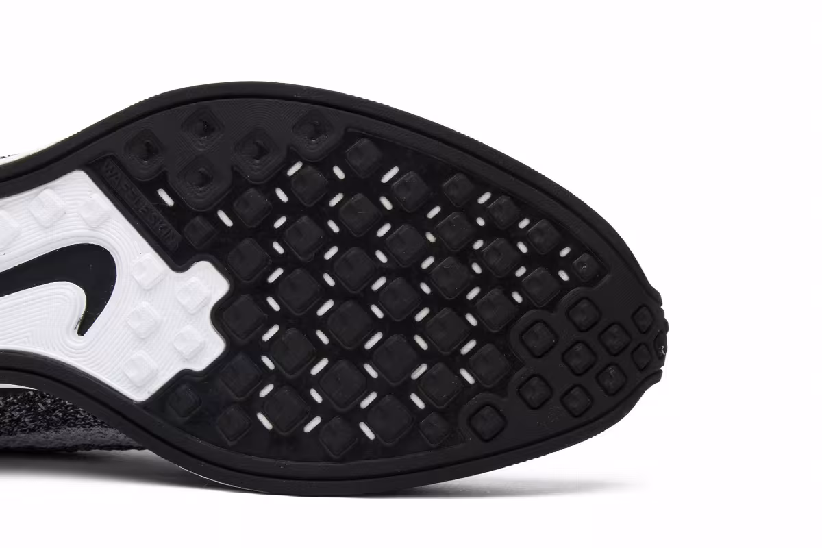 Nike Flyknit Racer Oreo 2.0, view 6