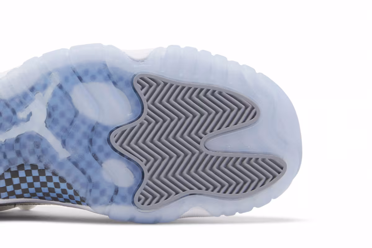 Air Jordan 11 Low GS Cement Grey, view 6