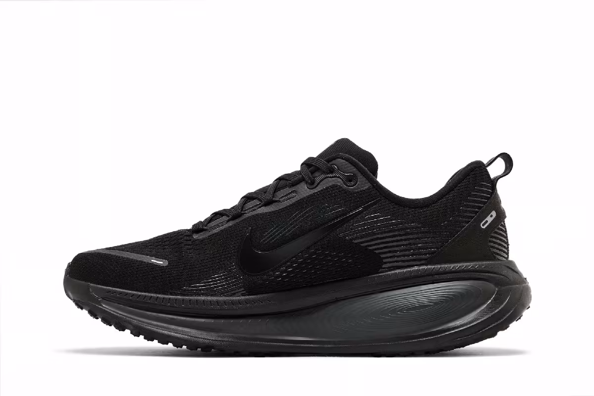 Nike Vomero 18 Triple Black, view 4