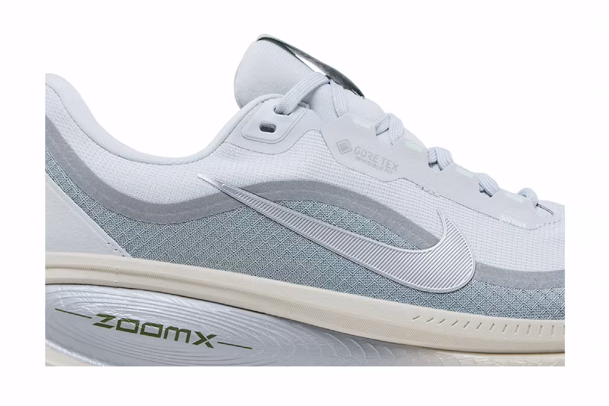 Nike Vomero 18 GORE-TEX Reflective Pure Platinum Metallic Silver, view 3