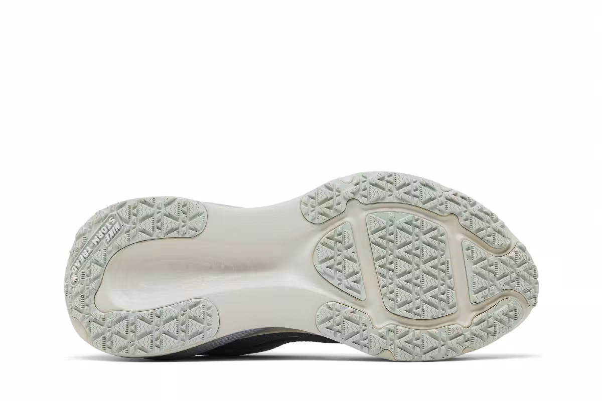 Nike Vomero 18 GORE-TEX Reflective Pure Platinum Metallic Silver, view 5