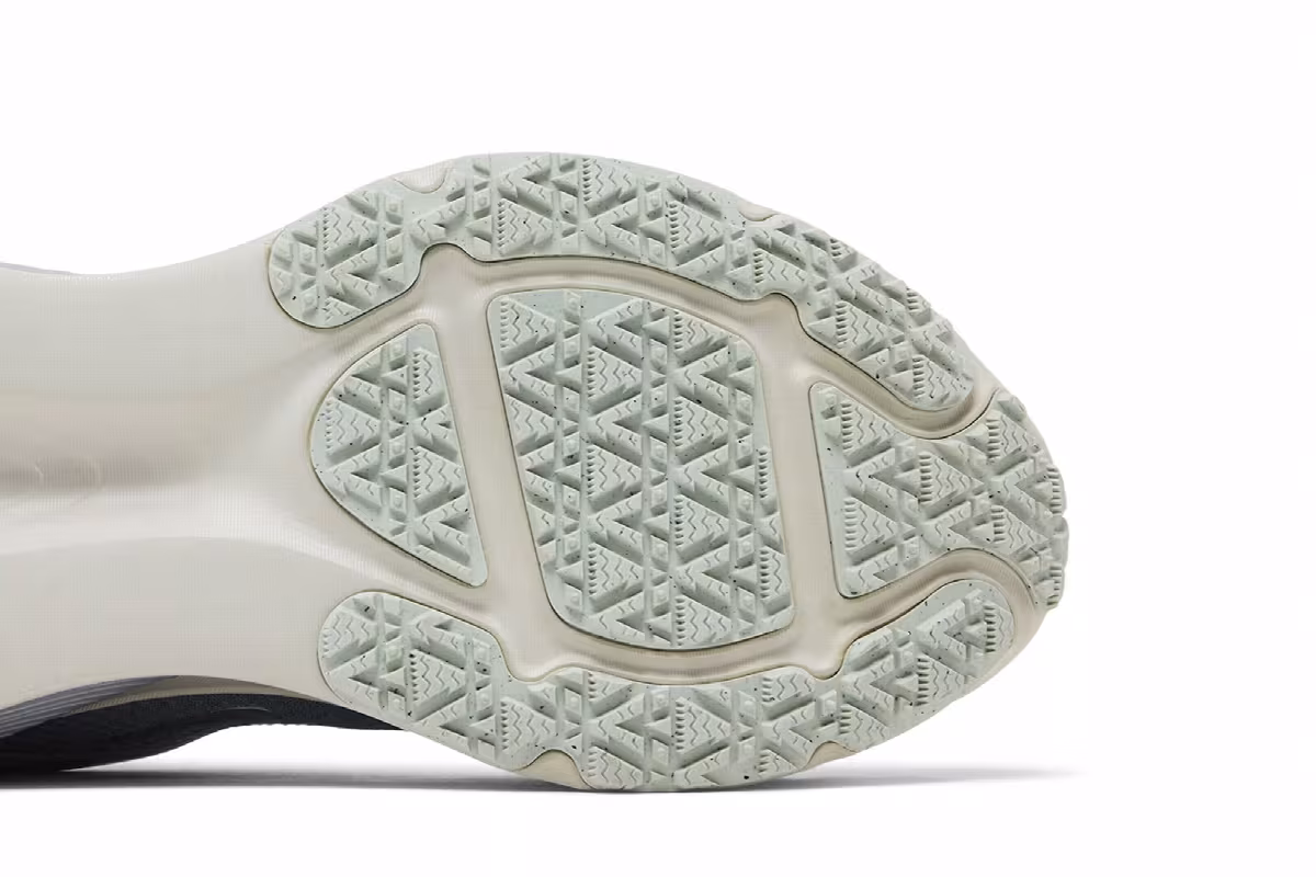 Nike Vomero 18 GORE-TEX Reflective Pure Platinum Metallic Silver, view 6