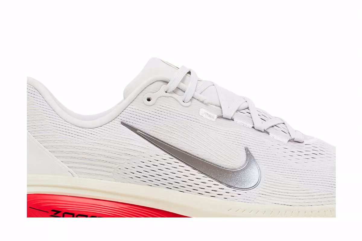 Nike Vomero 18 Platinum Tint Siren Red, view 3
