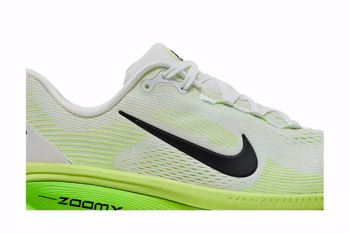 Nike Vomero 18 Electric Green, view 3