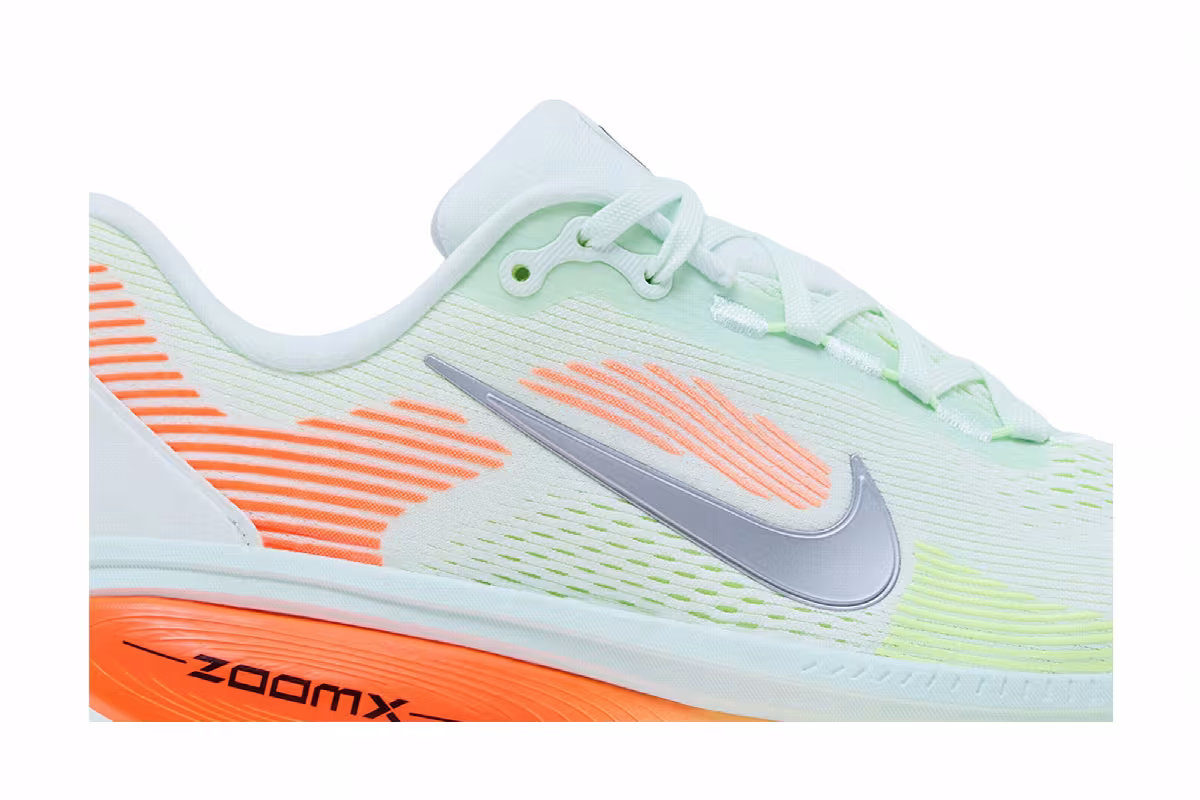 Nike Vomero 18 Barely Green Hyper Crimson, view 3