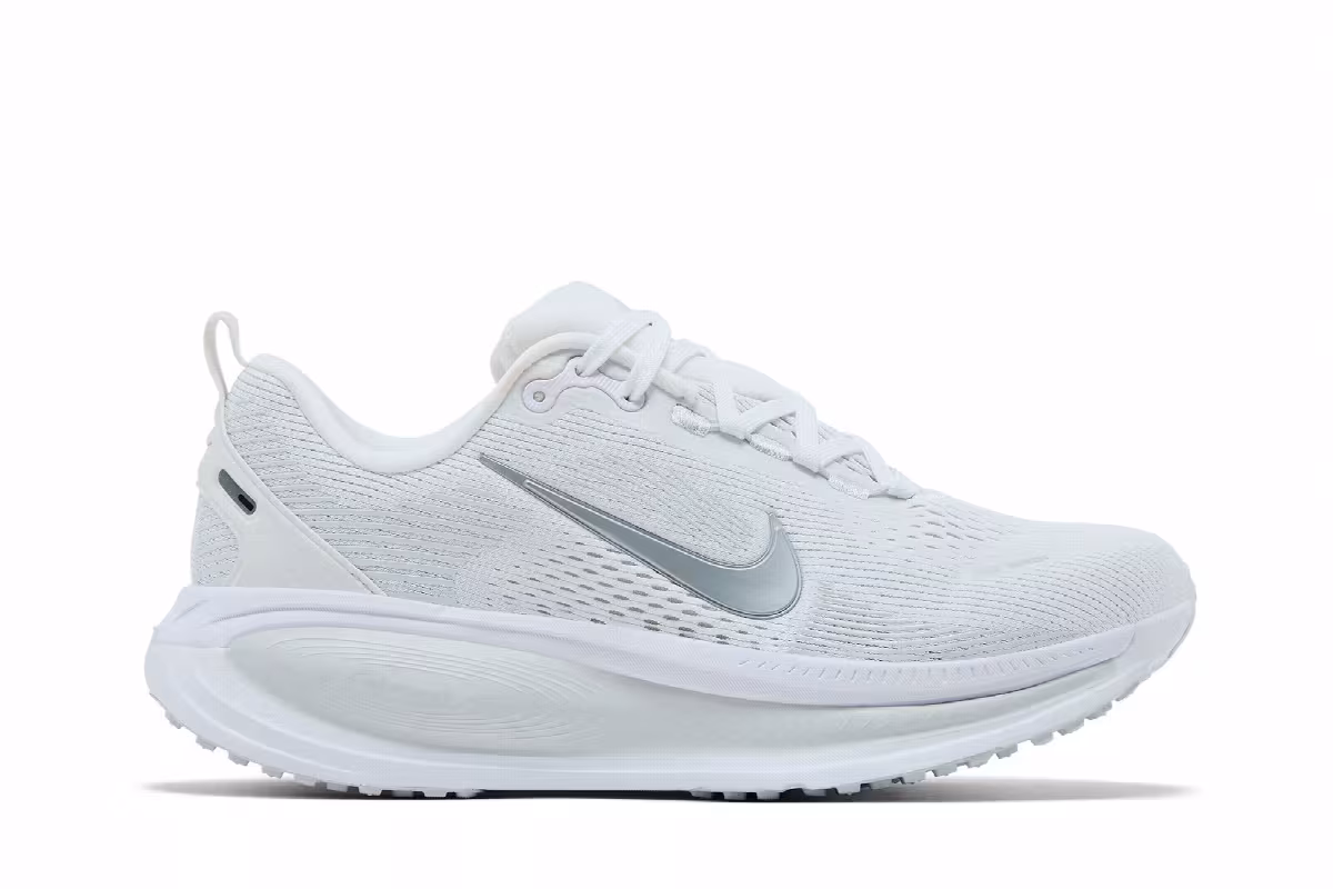 Nike Women's Vomero 18 White Photon Dust, view 2
