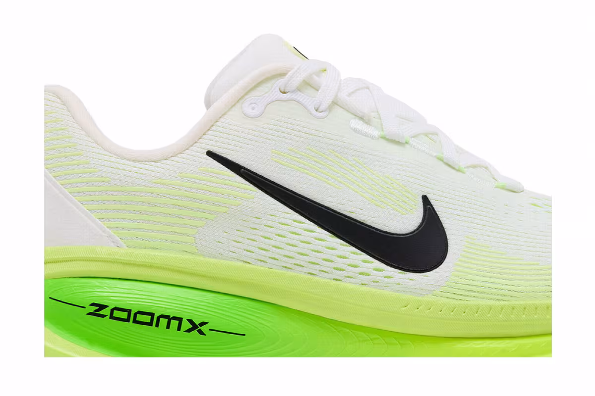 Nike Women's Vomero 18 Electric Green, view 3