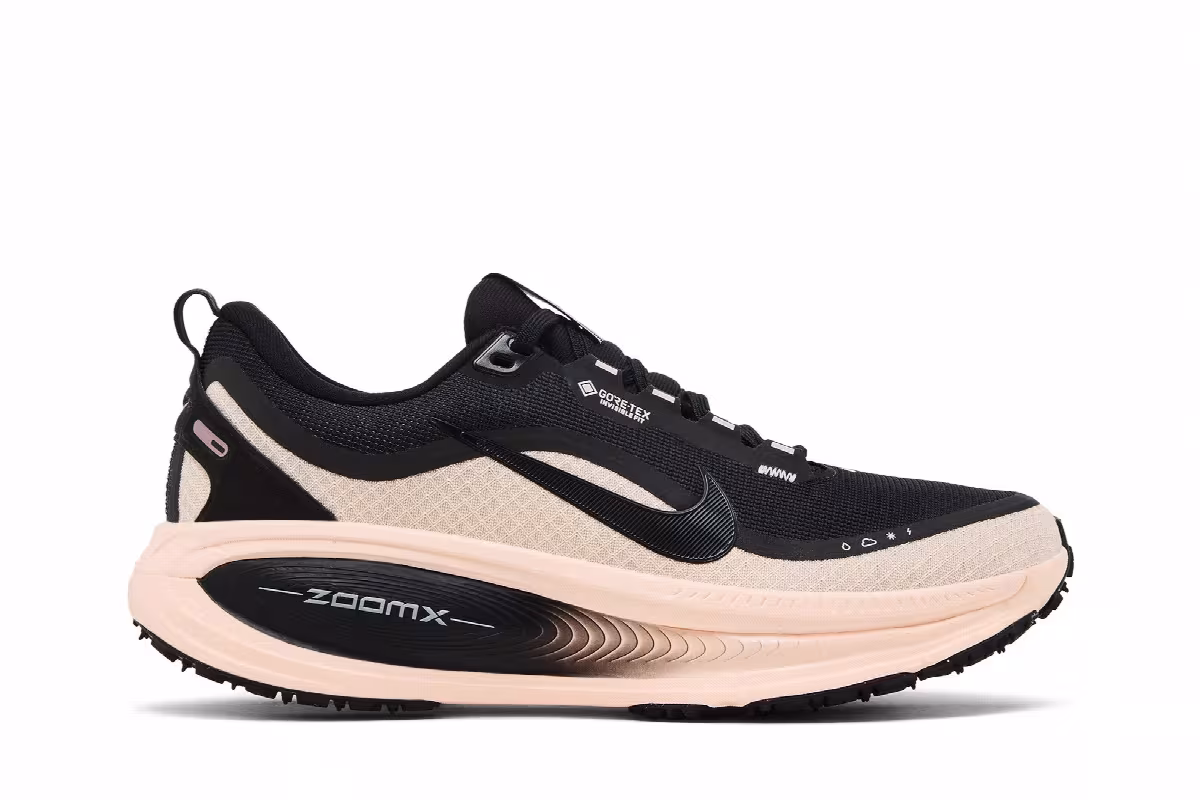 Nike Women's Vomero 18 GORE-TEX Black/Crimson Tint/Black/Black, view 2