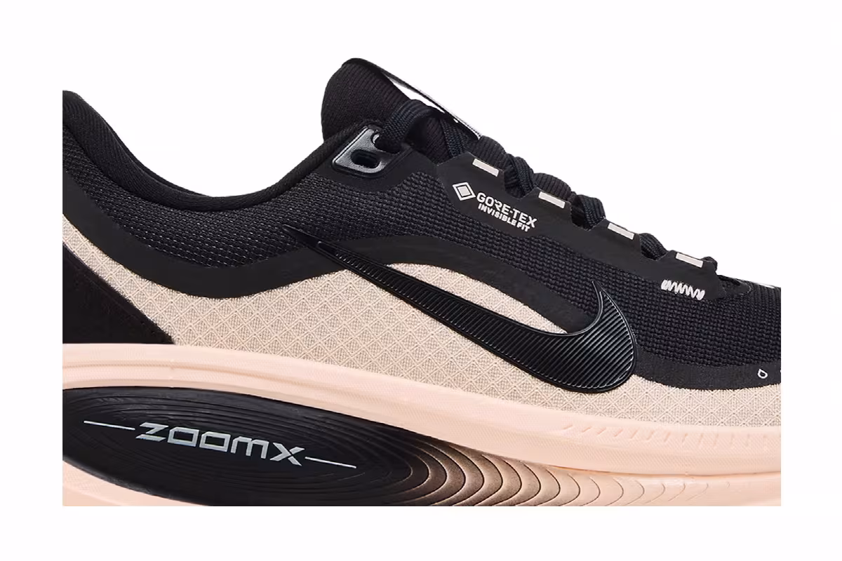 Nike Women's Vomero 18 GORE-TEX Black/Crimson Tint/Black/Black, view 3
