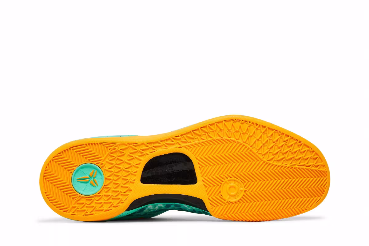 Nike Kobe 8 Green Glow, view 5