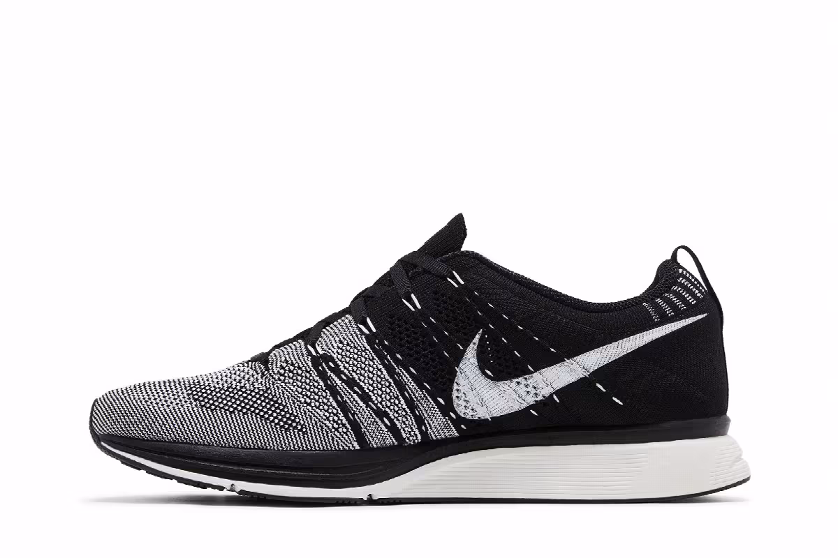 Nike Flyknit Trainer+ Black White, view 4
