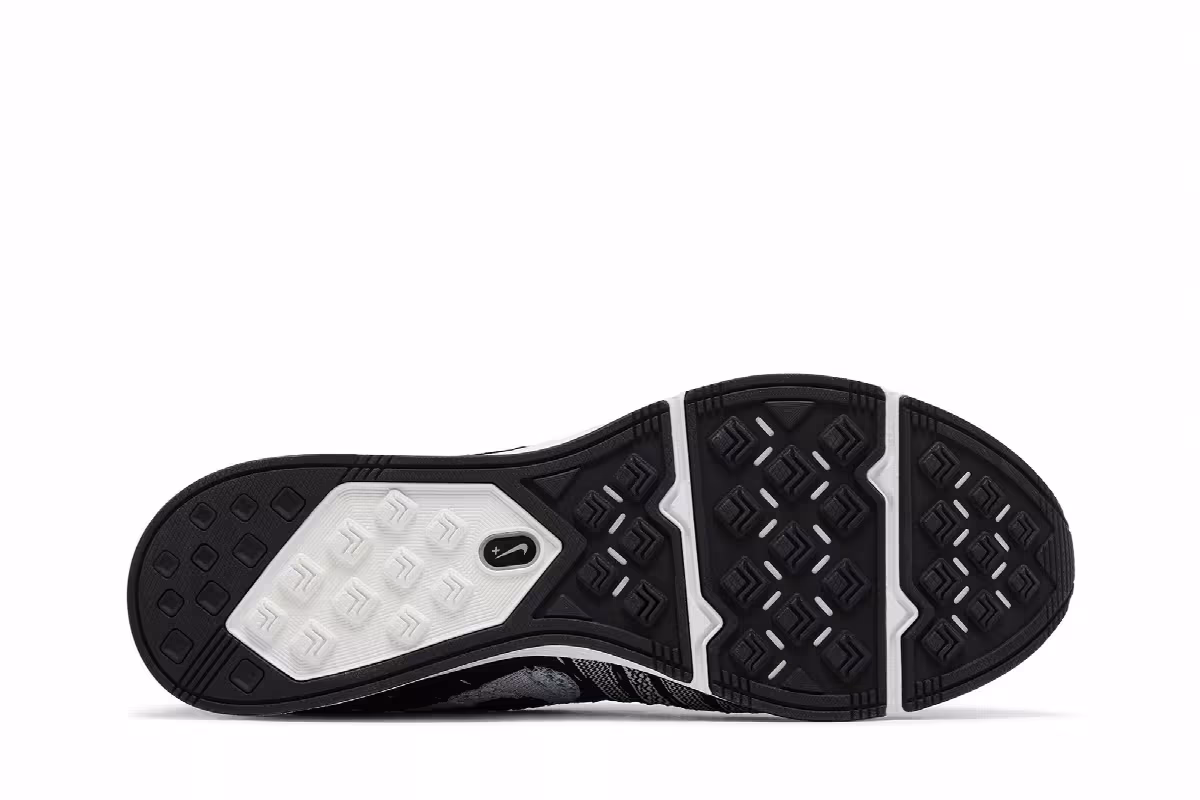 Nike Flyknit Trainer+ Black White, view 5