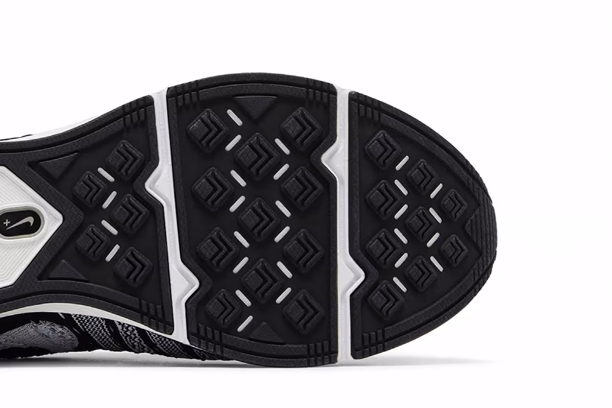 Nike Flyknit Trainer+ Black White, view 6