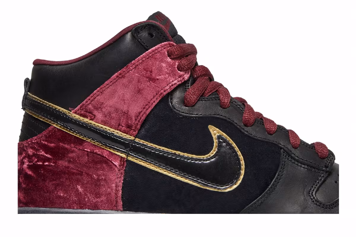 Nike Dunk High Premium SB Bloody Sunday, view 3