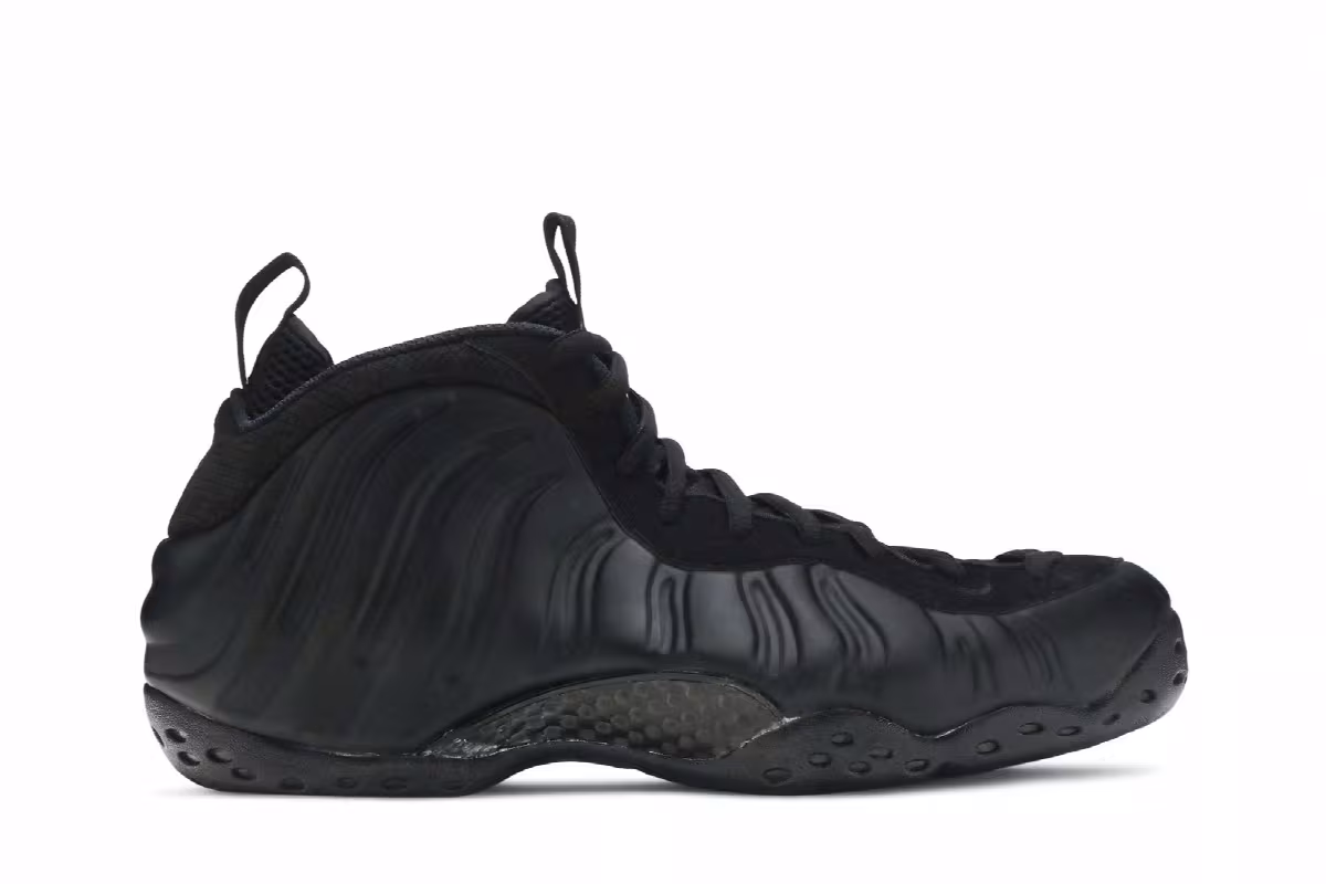 Nike Air Foamposite One Black, view 2