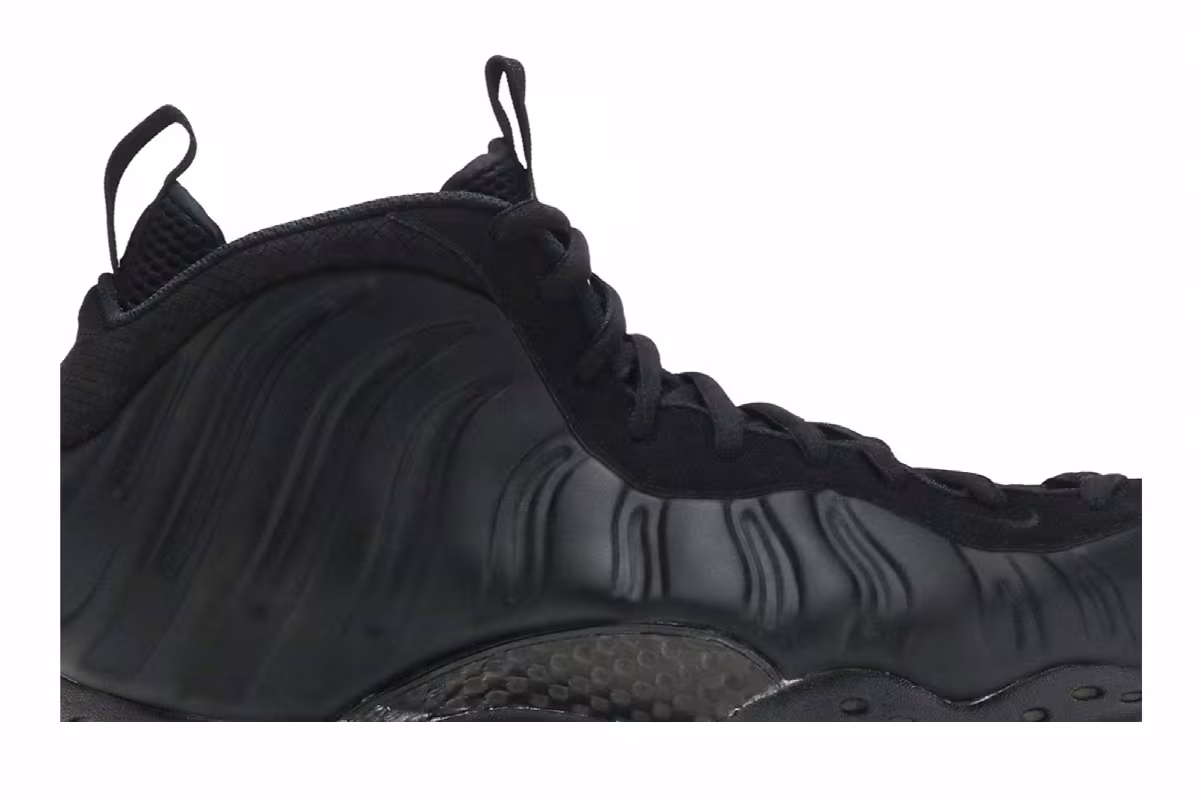 Nike Air Foamposite One Black, view 3