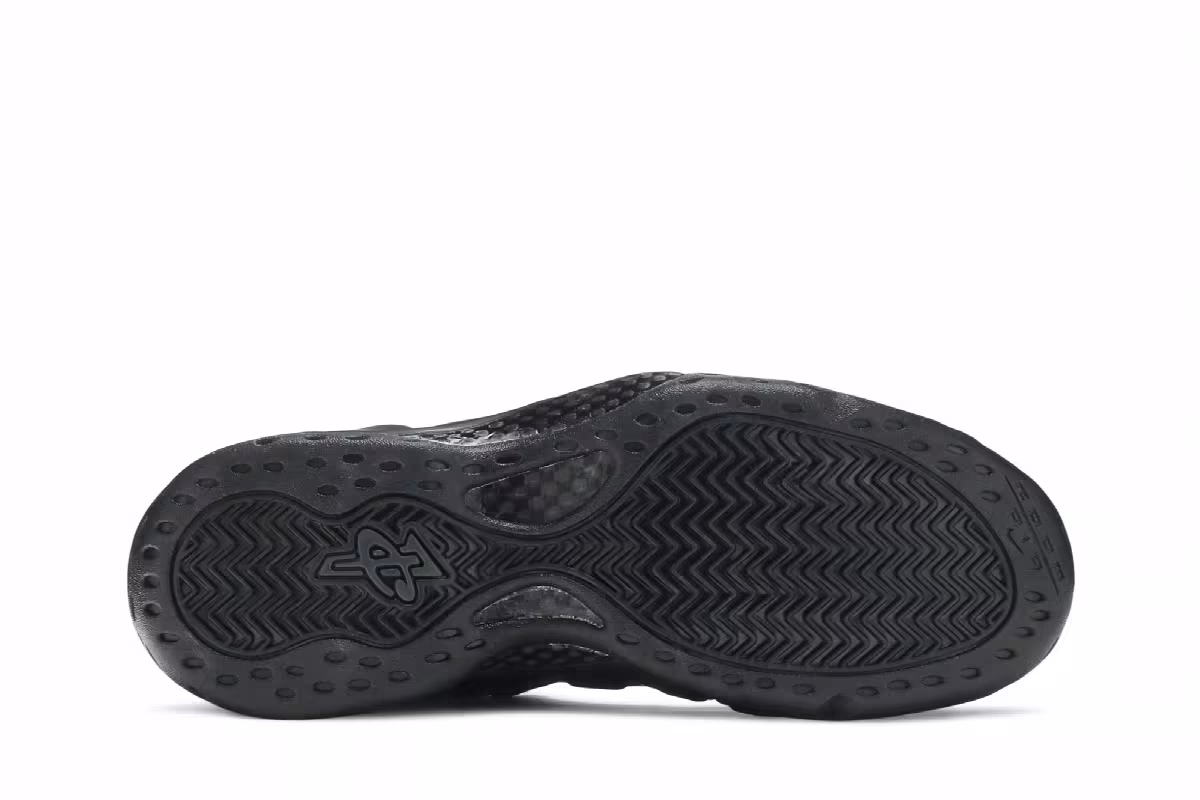 Nike Air Foamposite One Black, view 5