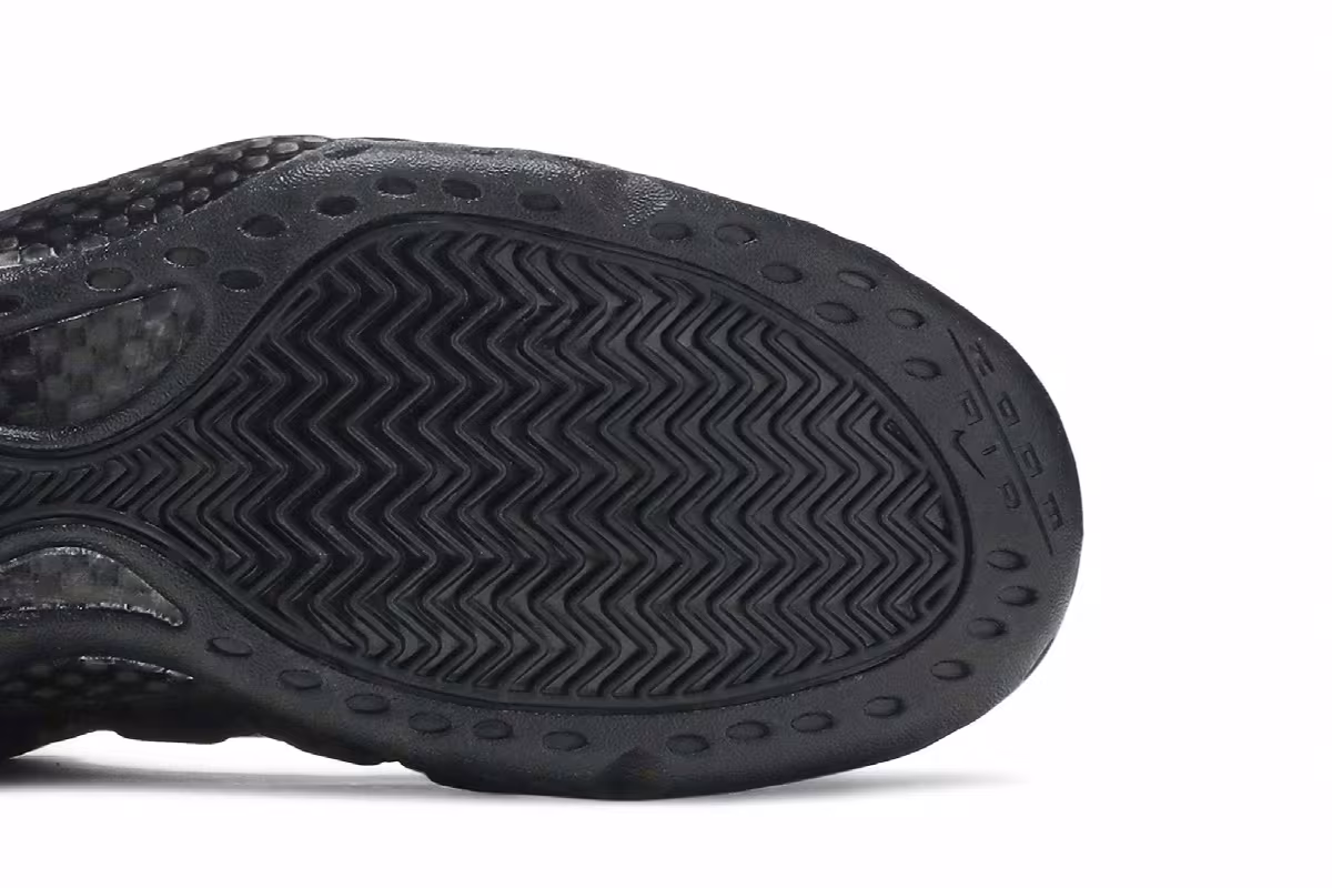 Nike Air Foamposite One Black, view 6