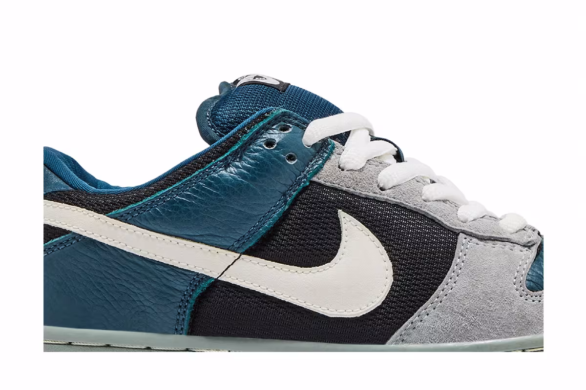 Nike Dunk Low Pro SB Futura, view 3