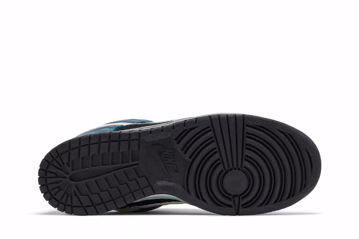 Nike Dunk Low Pro SB Futura, view 5