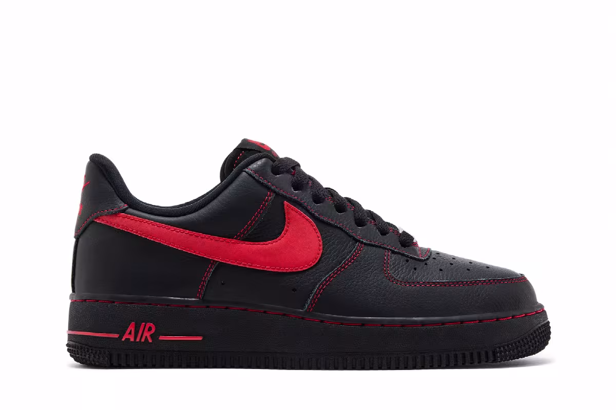 Nike Air Force 1 Bred, view 2