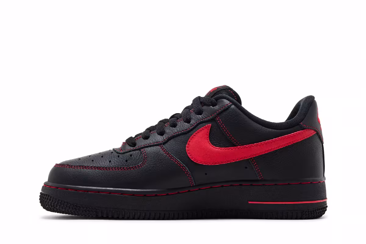 Nike Air Force 1 Bred, view 4