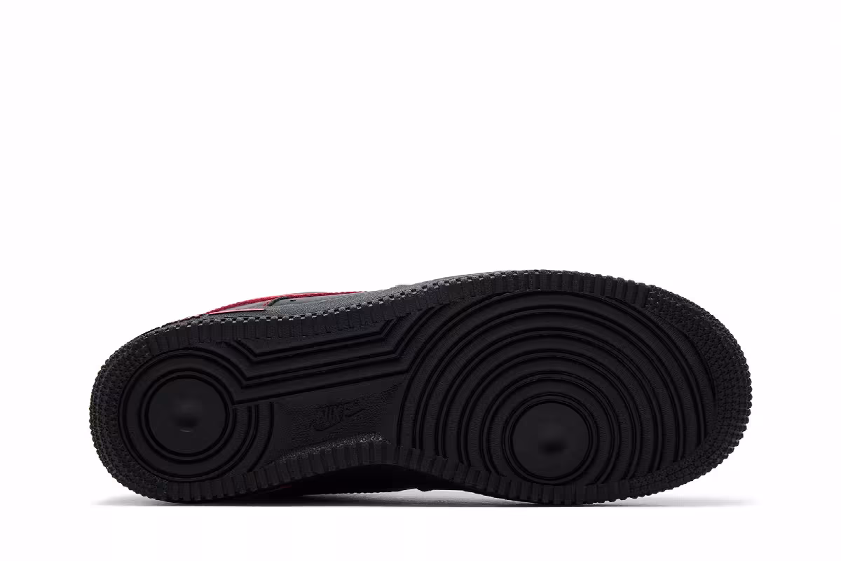 Nike Air Force 1 Bred, view 5