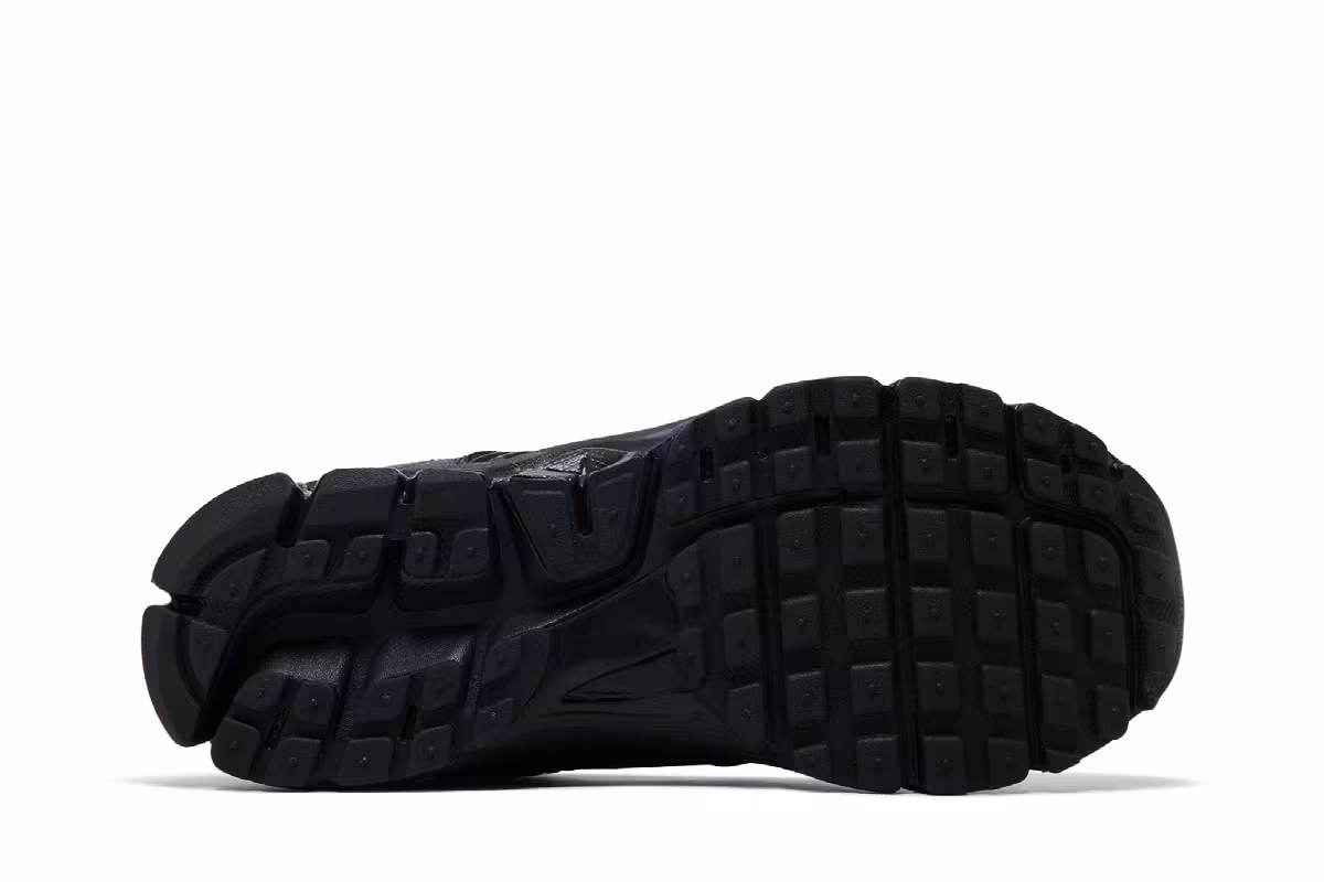 Nike Air Zoom Vomero 5 GS Triple Black, view 5