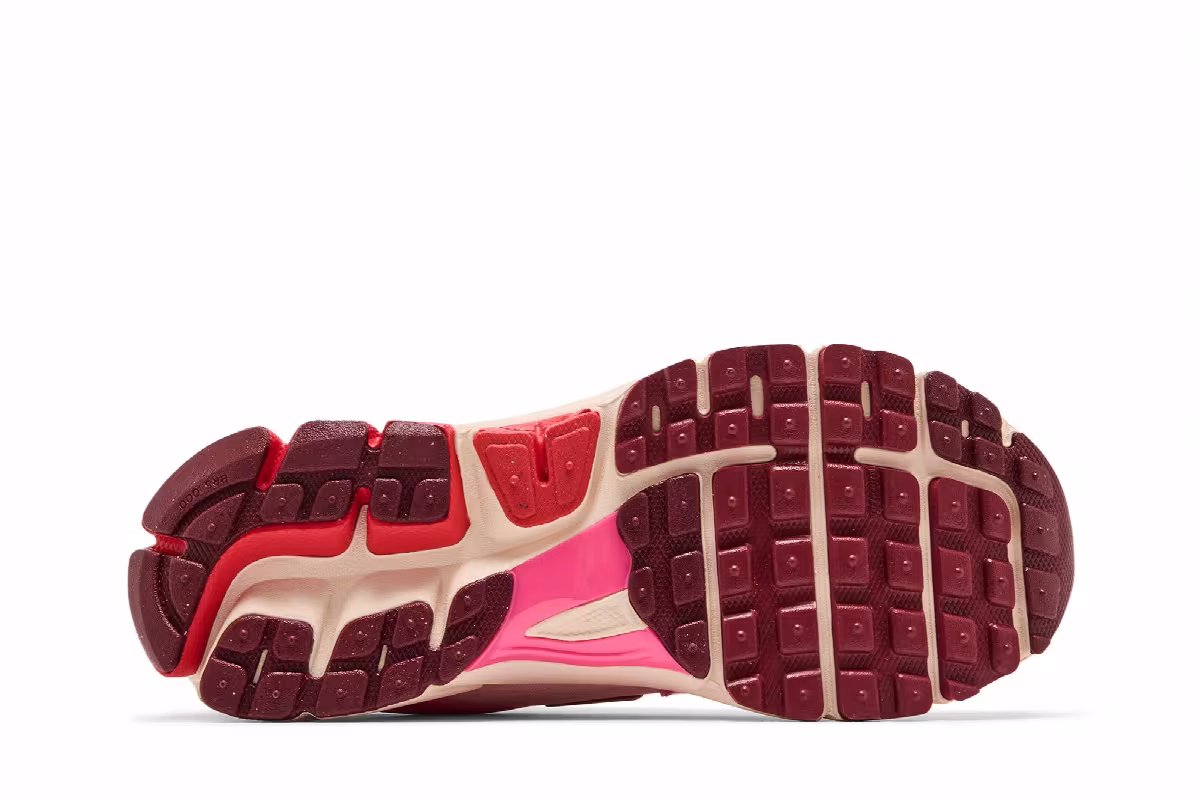 Nike Women's Air Zoom Vomero 5 Light Soft Pink Team Red, view 5